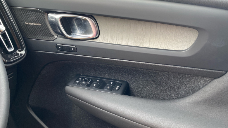 Volvo XC40 2.0 B4P Ultra Dark 5dr Auto Petrol Estate